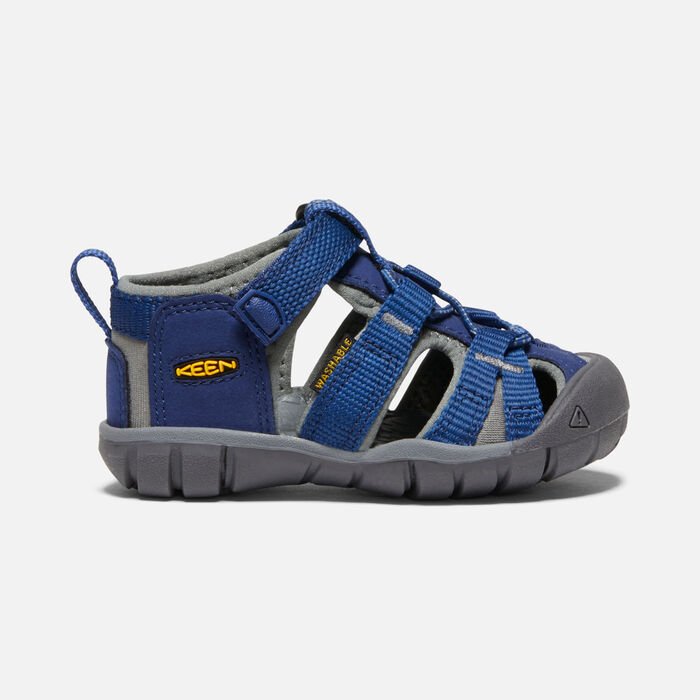 machine washable. Use a small amount of detergent, wash on gentle cycle, and air dry. Hook and loop strap over instep Multi directional lug pattern for increased traction PFC-Free materials Secure fit lace capture system