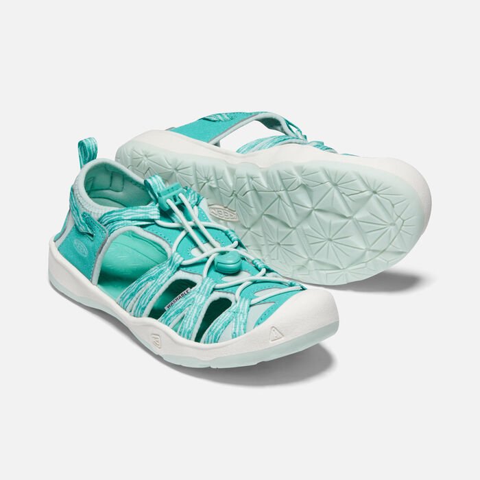Cleansport NXT™ for natural odour control Secure fit lace capture system Soft microfibre overlays Washable polyester webbing upper Non-marking rubber outsole Breathable jersey lining Metatomical EVA insoles All KEEN water sandals are machine washable. Use a small amount of detergent, wash on gentle cycle and air dry.
