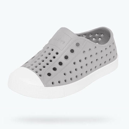 It's the leader of lite-ness and our original EVA all-star, the uncompromisable Jefferson. Like any reigning ruler of the ring, the Jefferson encompasses all of the fine features that you'd expect from a Native shoe. It's shock absorbent, odor resistant, hand-washable, and comes in an infinite assortment of colors and treatments. Capabilities clouds could only dream of.