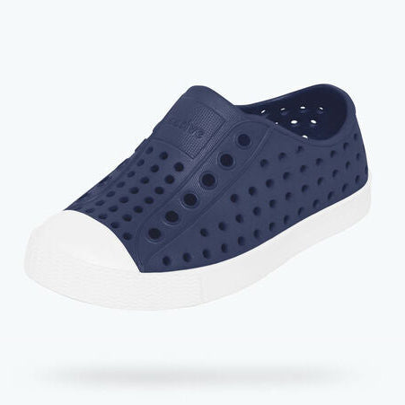 It's the leader of lite-ness and our original EVA all-star, the uncompromisable Jefferson. Like any reigning ruler of the ring, the Jefferson encompasses all of the fine features that you'd expect from a Native shoe. It's shock absorbent, odor resistant, hand-washable, and comes in an infinite assortment of colors and treatments. Capabilities clouds could only dream of.