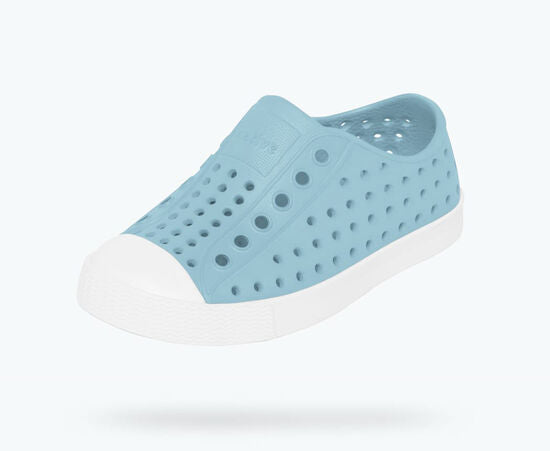 It's the leader of lite-ness and our original EVA all-star, the uncompromisable Jefferson. Like any reigning ruler of the ring, the Jefferson encompasses all of the fine features that you'd expect from a Native shoe. It's shock absorbent, odor resistant, hand-washable, and comes in an infinite assortment of colors and treatments. Capabilities clouds could only dream of.