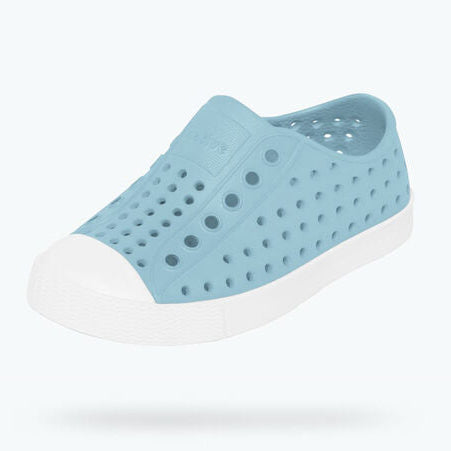 It's the leader of lite-ness and our original EVA all-star, the uncompromisable Jefferson. Like any reigning ruler of the ring, the Jefferson encompasses all of the fine features that you'd expect from a Native shoe. It's shock absorbent, odor resistant, hand-washable, and comes in an infinite assortment of colors and treatments. Capabilities clouds could only dream of.
