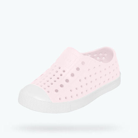 It's the leader of lite-ness and our original EVA all-star, the uncompromisable Jefferson. Like any reigning ruler of the ring, the Jefferson encompasses all of the fine features that you'd expect from a Native shoe. It's shock absorbent, odor resistant, hand-washable, and comes in an infinite assortment of colors and treatments. Capabilities clouds could only dream of.