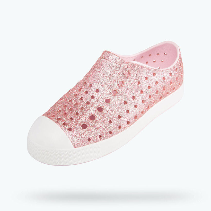 It's the leader of lite-ness and our original EVA all-star, the uncompromisable Jefferson. Like any reigning ruler of the ring, the Jefferson encompasses all of the fine features that you'd expect from a Native shoe. It's shock absorbent, odor resistant, hand-washable, and comes in an infinite assortment of colors and treatments. Capabilities clouds could only dream of.