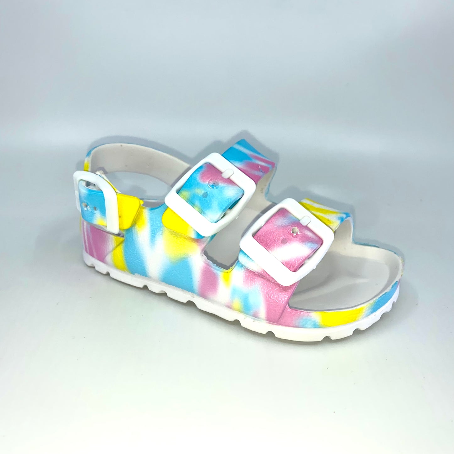 Get ready for some serious fun in the sun with the Jasmin slides. Designed in a resilient, waterproof material, this sleek sandal features two straps across the top and one on the heel, with adjustable buckles to ensure a comfortable fit. Perfect for your next pool party!