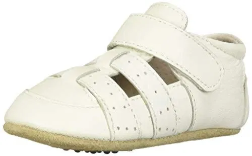 This cute dude is up-for-anything! Versatile and handsome, Andy is an everyday hit that will pair with any getup. This super soft leather baby boy’s shoe is easy to slip on with its wide opening with plenty of protection once that little foot is inside.