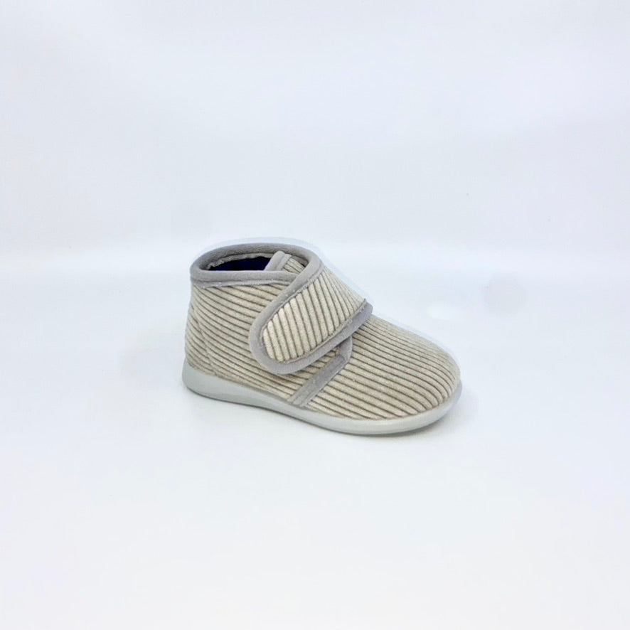 Puchitos, always supported by a team of professionals dedicated to the design and comfort of children's footwear, has always opted for the use of top quality natural materials in its manufacturing processes. Thus, offering a first quality product, without ever forgetting the perfect creation of the lasts to help the correct development of the feet of the smallest of the house.