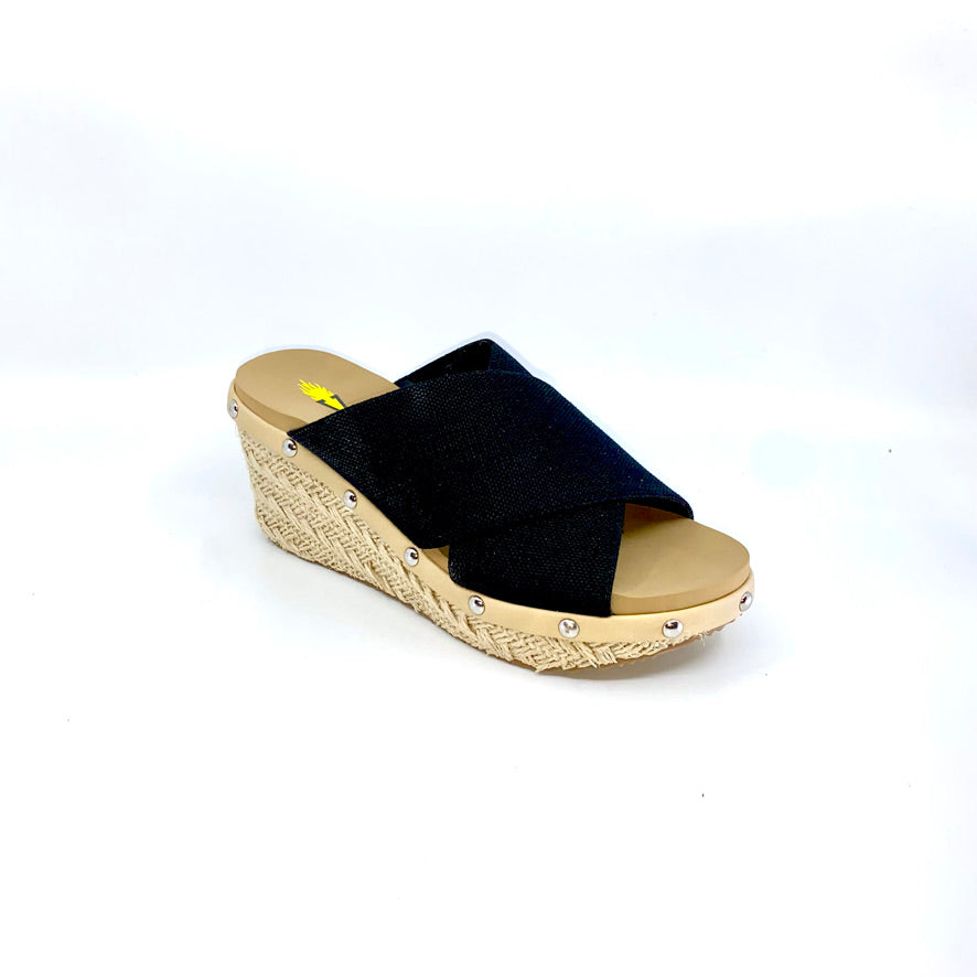 Featuring padded straps and lining for effortless wearability while Volatile’s signature ultra-comfort EVA insole gives all day comfort. The summery textile uppers elevate your look for any occasion.