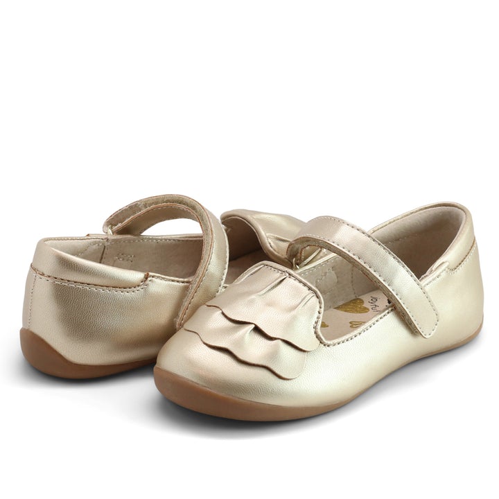 Sister shoe to the beloved Ruche, a cascade of scallops leads the silhouette on this fancy flat. Crafted with the finest materials, a soft strap for support, and padding at the heel. For a dressy event or an extra special day at home, your little one will be twirling all night long.