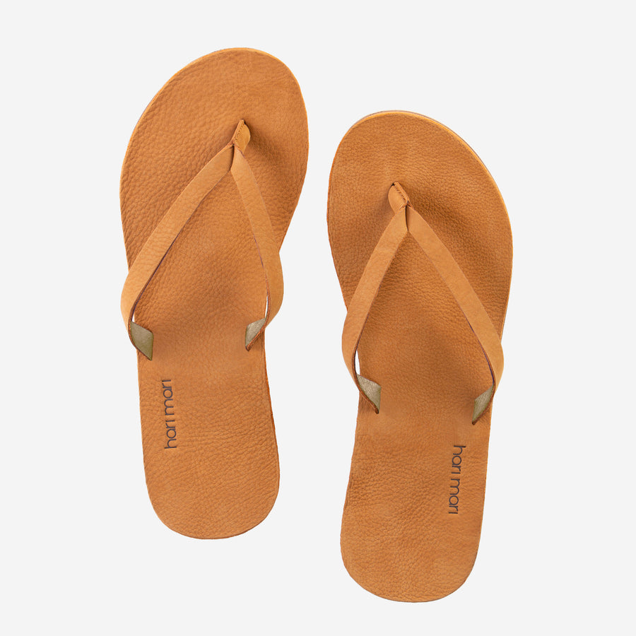 MemoryFoamToe™ Post eliminates break-in period for instant comfort Soft, v-cut leather straps and premium Nubuck leather foot bed for cloud-like feel Slim-contoured women’s sandal profile transitions seamlessly from day to night Firm arch support for all-day comfort Boat-safe outsoles provide extra grip with 100% rubber traction