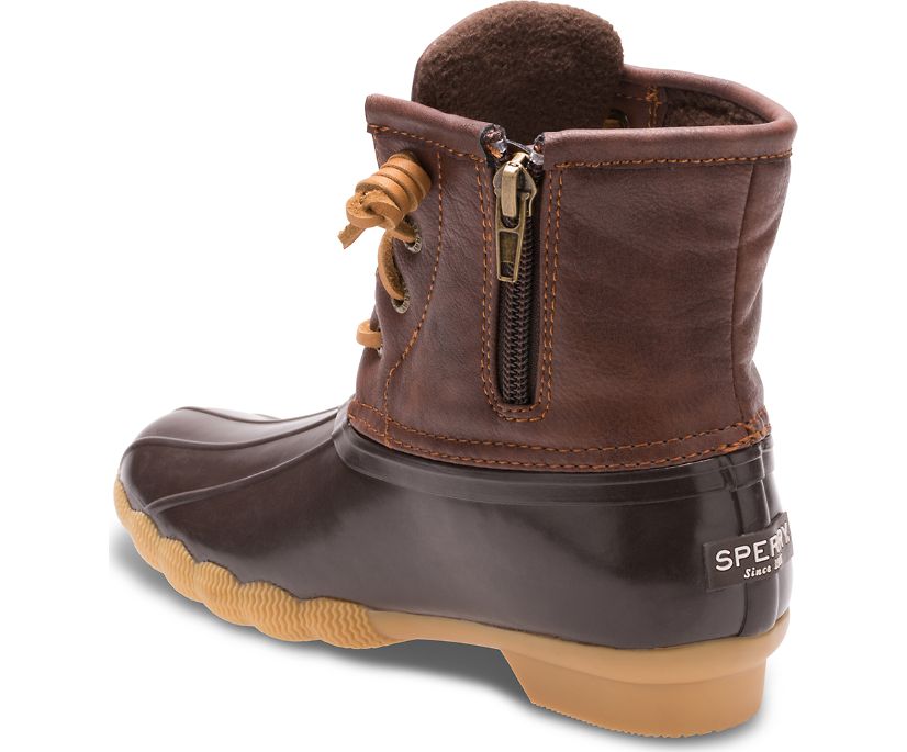 Calling all puddle-jumpers! Sperry’s Saltwater Boot looks just like Mom’s but designed especially for kids. A convenient side zipper makes it easy for on and off while fixed barrel lacing adds the perfect touch of detail. Convenient side zipper for easy on/off Durable rubber and synthetic upper Fixed barrel lacing for added detail Water resistant construction Vulcanized bottom for cushion and flexibility