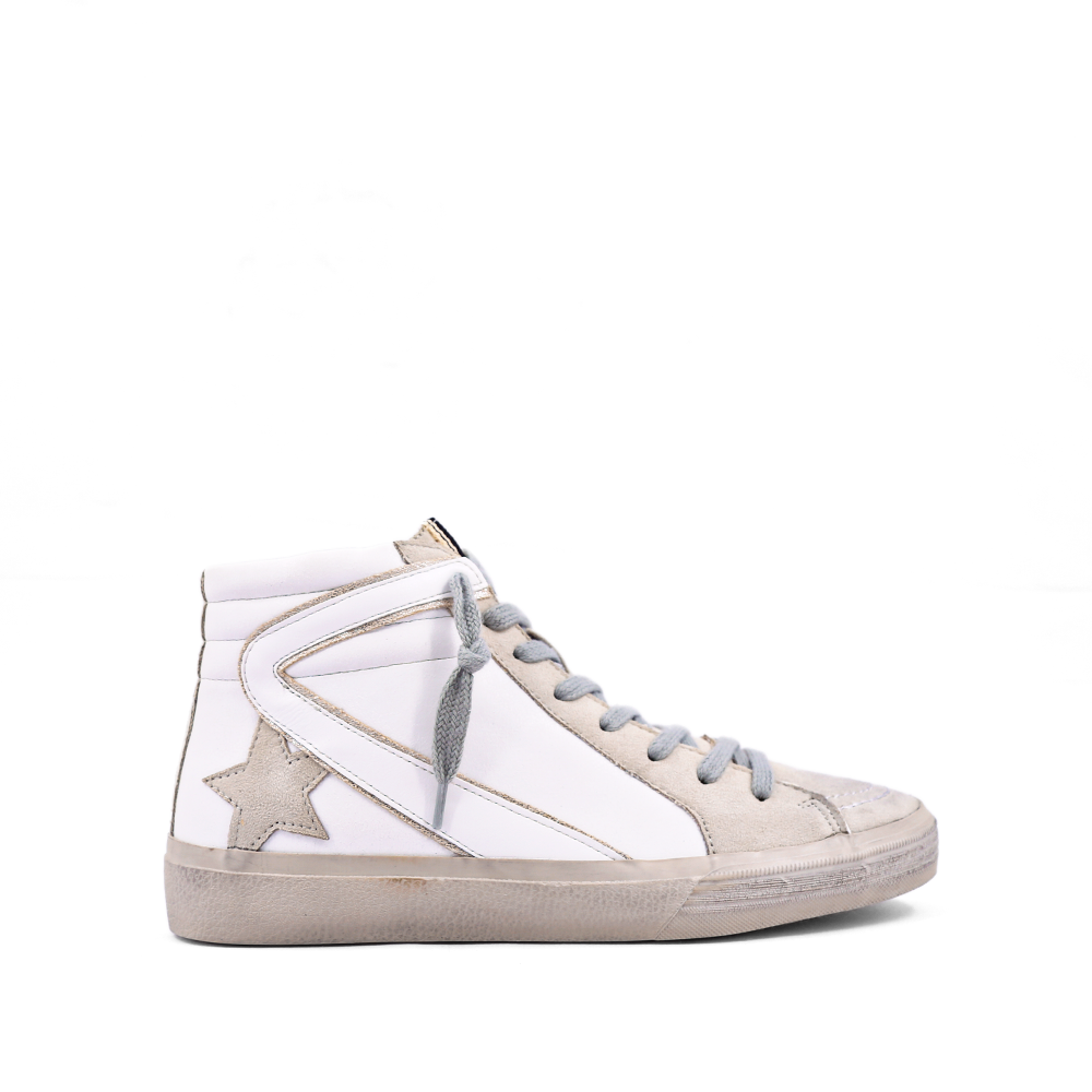 Nodding to vintage basketball sneakers, ROXANNE stands out for its unmistakable style and versatility, with its playful merge of colors and materials. Wear them with anything from skirts to track pants or tailoring.