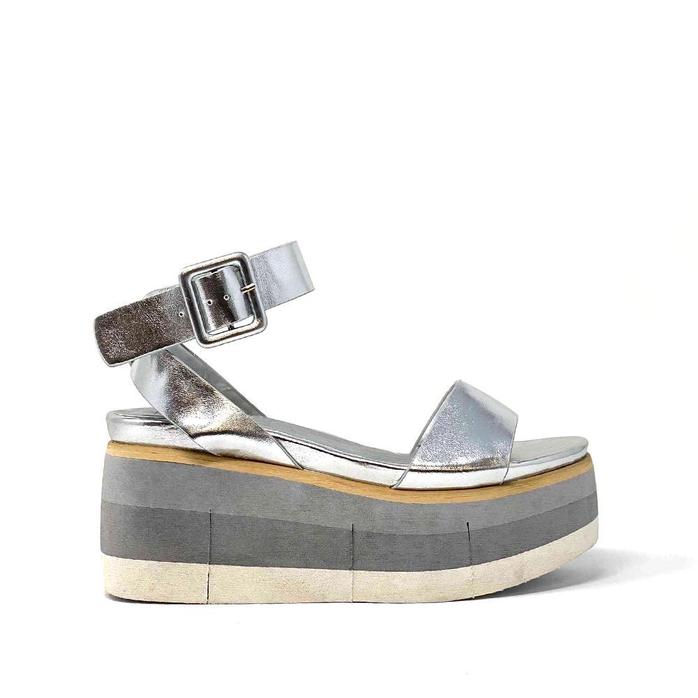Made from ultra supple faux leather, JENNIFER's delicate yet robust straps are set atop comfortable color-blocked flatform soles. Perfect for long summer days (and nights!).