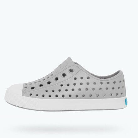It's the leader of lite-ness and our original EVA all-star, the uncompromisable Jefferson. Like any reigning ruler of the ring, the Jefferson encompasses all of the fine features that you'd expect from a Native shoe. It's shock absorbent, odor resistant, hand-washable, and comes in an infinite assortment of colors and treatments. Capabilities clouds could only dream of.