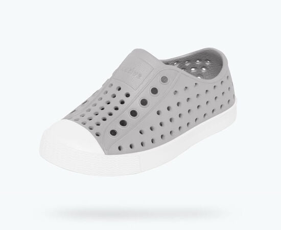 It's the leader of lite-ness and our original EVA all-star, the uncompromisable Jefferson. Like any reigning ruler of the ring, the Jefferson encompasses all of the fine features that you'd expect from a Native shoe. It's shock absorbent, odor resistant, hand-washable, and comes in an infinite assortment of colors and treatments. Capabilities clouds could only dream of.