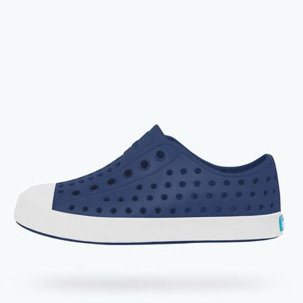 It's the leader of lite-ness and our original EVA all-star, the uncompromisable Jefferson. Like any reigning ruler of the ring, the Jefferson encompasses all of the fine features that you'd expect from a Native shoe. It's shock absorbent, odor resistant, hand-washable, and comes in an infinite assortment of colors and treatments. Capabilities clouds could only dream of.