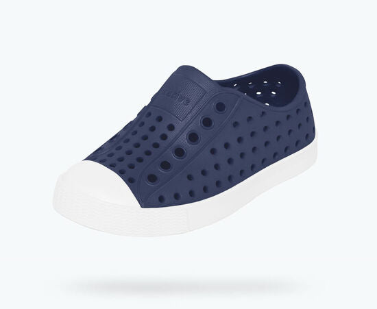 It's the leader of lite-ness and our original EVA all-star, the uncompromisable Jefferson. Like any reigning ruler of the ring, the Jefferson encompasses all of the fine features that you'd expect from a Native shoe. It's shock absorbent, odor resistant, hand-washable, and comes in an infinite assortment of colors and treatments. Capabilities clouds could only dream of.