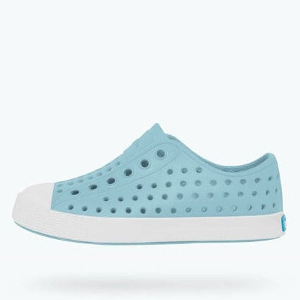 It's the leader of lite-ness and our original EVA all-star, the uncompromisable Jefferson. Like any reigning ruler of the ring, the Jefferson encompasses all of the fine features that you'd expect from a Native shoe. It's shock absorbent, odor resistant, hand-washable, and comes in an infinite assortment of colors and treatments. Capabilities clouds could only dream of.