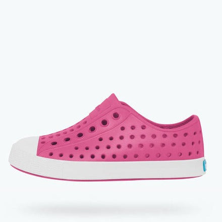 It's the leader of lite-ness and our original EVA all-star, the uncompromisable Jefferson. Like any reigning ruler of the ring, the Jefferson encompasses all of the fine features that you'd expect from a Native shoe. It's shock absorbent, odor resistant, hand-washable, and comes in an infinite assortment of colors and treatments. Capabilities clouds could only dream of.