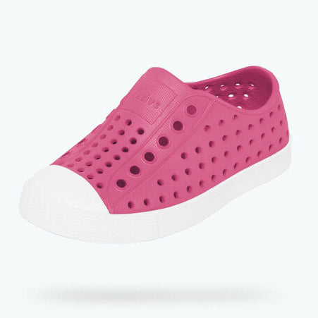 It's the leader of lite-ness and our original EVA all-star, the uncompromisable Jefferson. Like any reigning ruler of the ring, the Jefferson encompasses all of the fine features that you'd expect from a Native shoe. It's shock absorbent, odor resistant, hand-washable, and comes in an infinite assortment of colors and treatments. Capabilities clouds could only dream of.