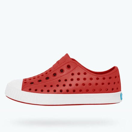 It's the leader of lite-ness and our original EVA all-star, the uncompromisable Jefferson. Like any reigning ruler of the ring, the Jefferson encompasses all of the fine features that you'd expect from a Native shoe. It's shock absorbent, odor resistant, hand-washable, and comes in an infinite assortment of colors and treatments. Capabilities clouds could only dream of.