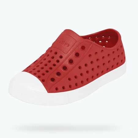 It's the leader of lite-ness and our original EVA all-star, the uncompromisable Jefferson. Like any reigning ruler of the ring, the Jefferson encompasses all of the fine features that you'd expect from a Native shoe. It's shock absorbent, odor resistant, hand-washable, and comes in an infinite assortment of colors and treatments. Capabilities clouds could only dream of.