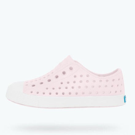 It's the leader of lite-ness and our original EVA all-star, the uncompromisable Jefferson. Like any reigning ruler of the ring, the Jefferson encompasses all of the fine features that you'd expect from a Native shoe. It's shock absorbent, odor resistant, hand-washable, and comes in an infinite assortment of colors and treatments. Capabilities clouds could only dream of.