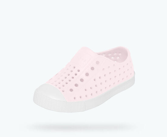 It's the leader of lite-ness and our original EVA all-star, the uncompromisable Jefferson. Like any reigning ruler of the ring, the Jefferson encompasses all of the fine features that you'd expect from a Native shoe. It's shock absorbent, odor resistant, hand-washable, and comes in an infinite assortment of colors and treatments. Capabilities clouds could only dream of.