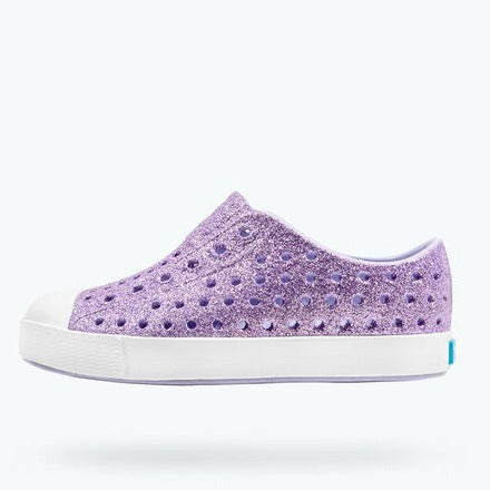 It's the leader of lite-ness and our original EVA all-star, the uncompromisable Jefferson. Like any reigning ruler of the ring, the Jefferson encompasses all of the fine features that you'd expect from a Native shoe. It's shock absorbent, odor resistant, hand-washable, and comes in an infinite assortment of colors and treatments. Capabilities clouds could only dream of.