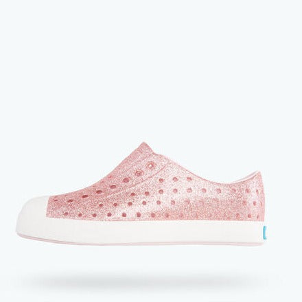 It's the leader of lite-ness and our original EVA all-star, the uncompromisable Jefferson. Like any reigning ruler of the ring, the Jefferson encompasses all of the fine features that you'd expect from a Native shoe. It's shock absorbent, odor resistant, hand-washable, and comes in an infinite assortment of colors and treatments. Capabilities clouds could only dream of.
