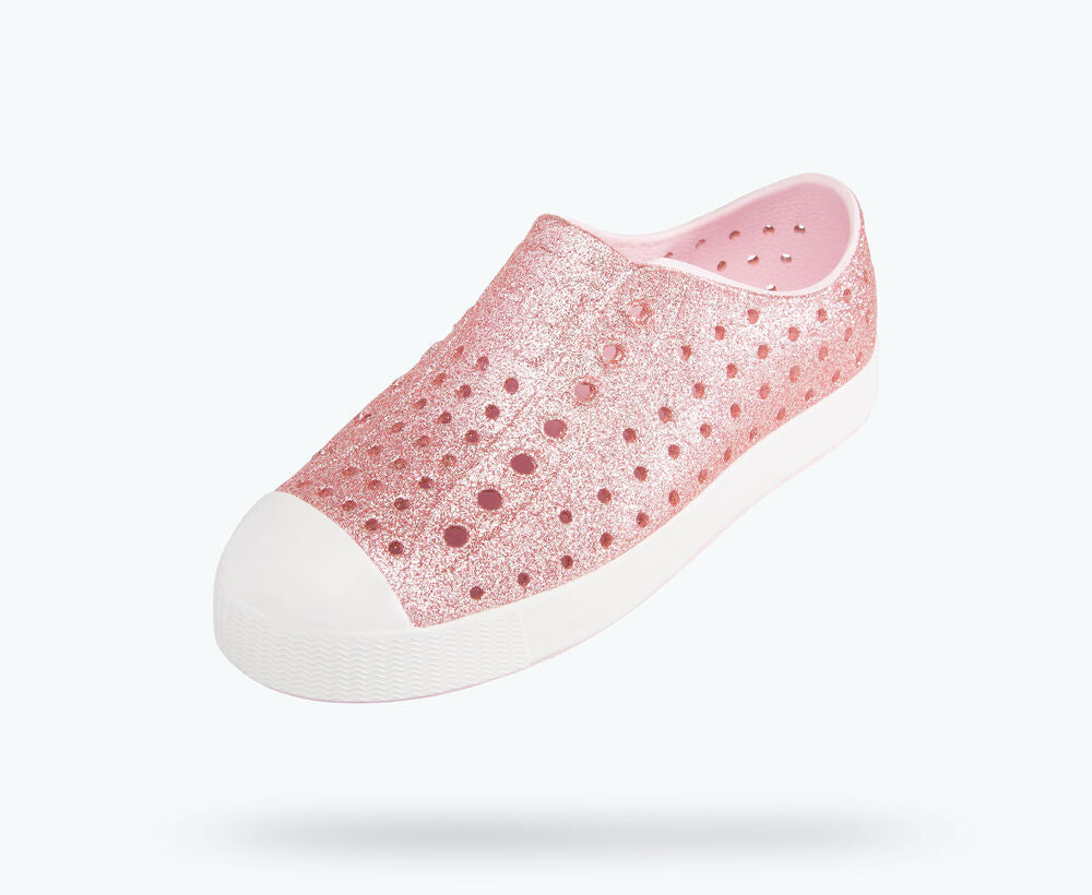 It's the leader of lite-ness and our original EVA all-star, the uncompromisable Jefferson. Like any reigning ruler of the ring, the Jefferson encompasses all of the fine features that you'd expect from a Native shoe. It's shock absorbent, odor resistant, hand-washable, and comes in an infinite assortment of colors and treatments. Capabilities clouds could only dream of.