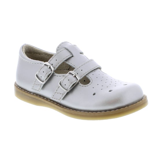 These classic and traditional shoes are perfect for all occasions! We love them on both boys and girls. Perfect for little feet through big kids, the FootMates Danielle shoe will never go out of style.   Sizing: This item runs a half size long. FootMates recommends that if your child measures a size 4.0, that you order a size 3.5.