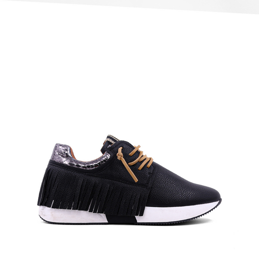 Our streamlined PEPA sneakers are inpired by classic moccasins silhouettes. This charming pair is crafted from super soft faux leather and is finished with a fringe detail at the heel. These will work great with any denim hue.