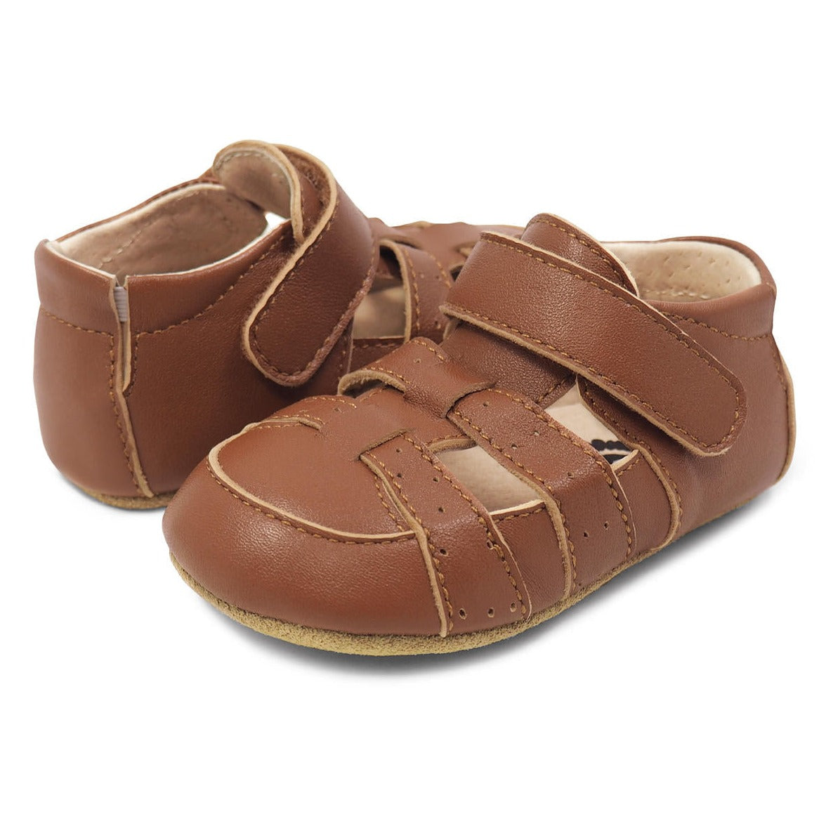 This cute dude is up-for-anything! Versatile and handsome, Andy is an everyday hit that will pair with any getup. This super soft leather baby boy’s shoe is easy to slip on with its wide opening with plenty of protection once that little foot is inside.