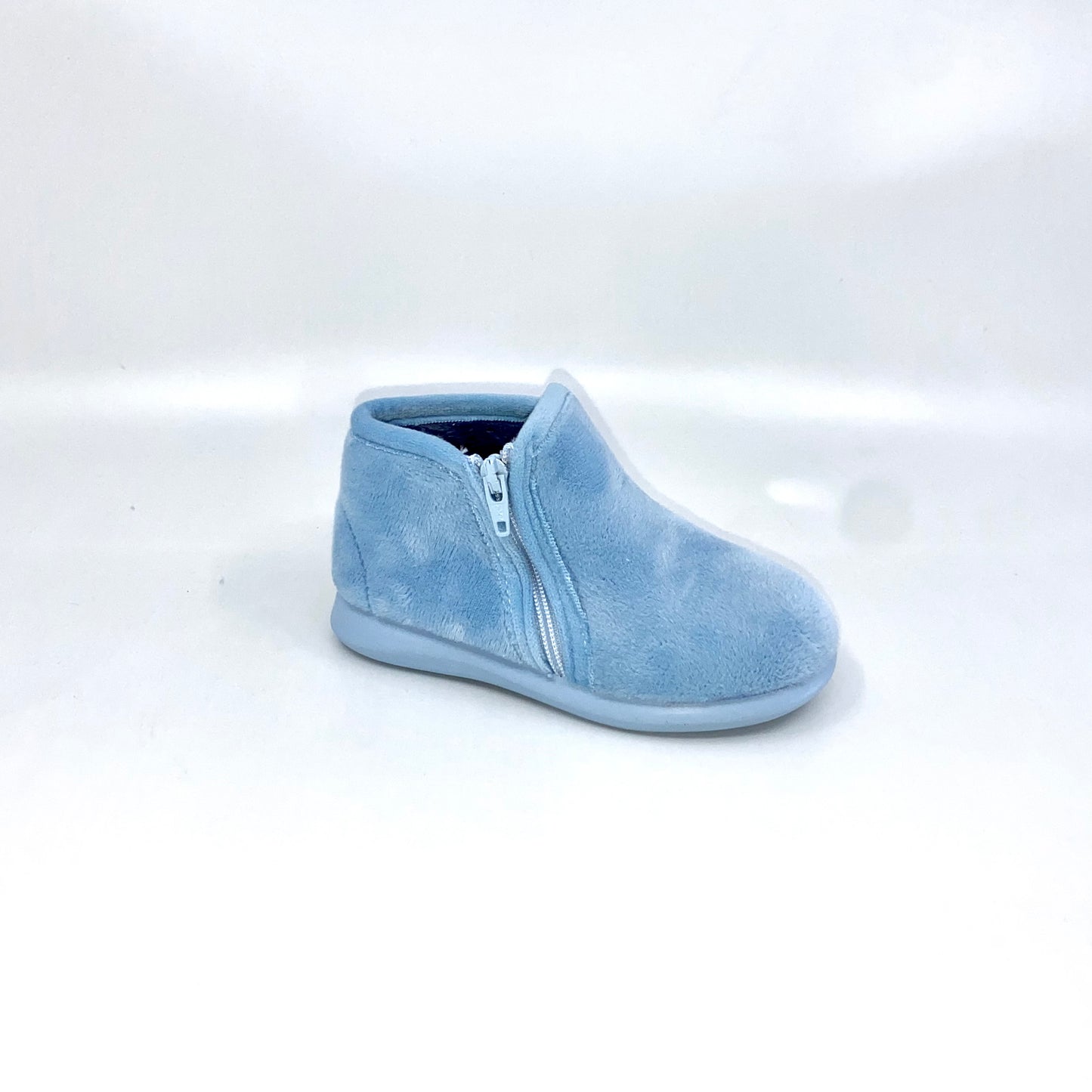 Puchitos, always supported by a team of professionals dedicated to the design and comfort of children's footwear, has always opted for the use of top quality natural materials in its manufacturing processes. Thus, offering a first quality product, without ever forgetting the perfect creation of the lasts to help the correct development of the feet of the smallest of the house.