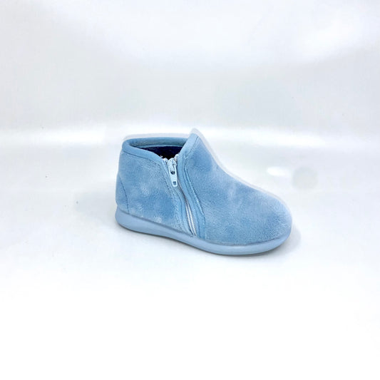 Puchitos, always supported by a team of professionals dedicated to the design and comfort of children's footwear, has always opted for the use of top quality natural materials in its manufacturing processes. Thus, offering a first quality product, without ever forgetting the perfect creation of the lasts to help the correct development of the feet of the smallest of the house.