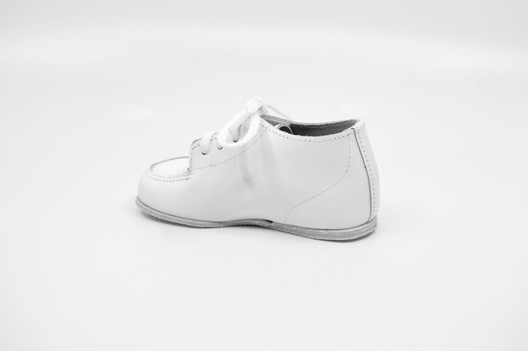Each pair of shoes is carefully crafted in our historic factory located in Central Pennsylvania.  The White Right Step Oxford is made of white leather and lined with breathable leather and cotton which work together to draw out any moisture. The structure of the shoe and the flexible sole provide stability without weight to support your child's early steps.