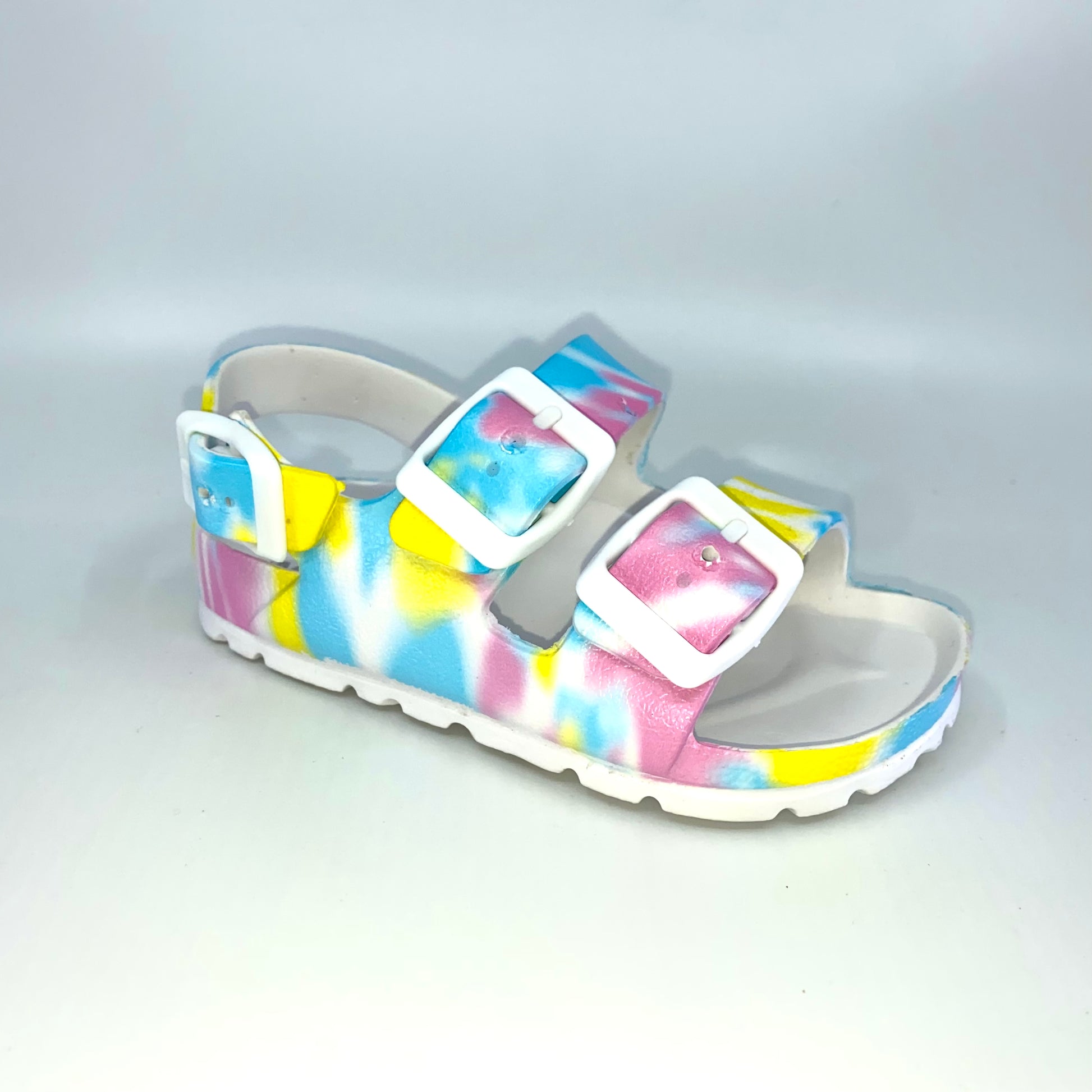 Get ready for some serious fun in the sun with the Jasmin slides. Designed in a resilient, waterproof material, this sleek sandal features two straps across the top and one on the heel, with adjustable buckles to ensure a comfortable fit. Perfect for your next pool party!