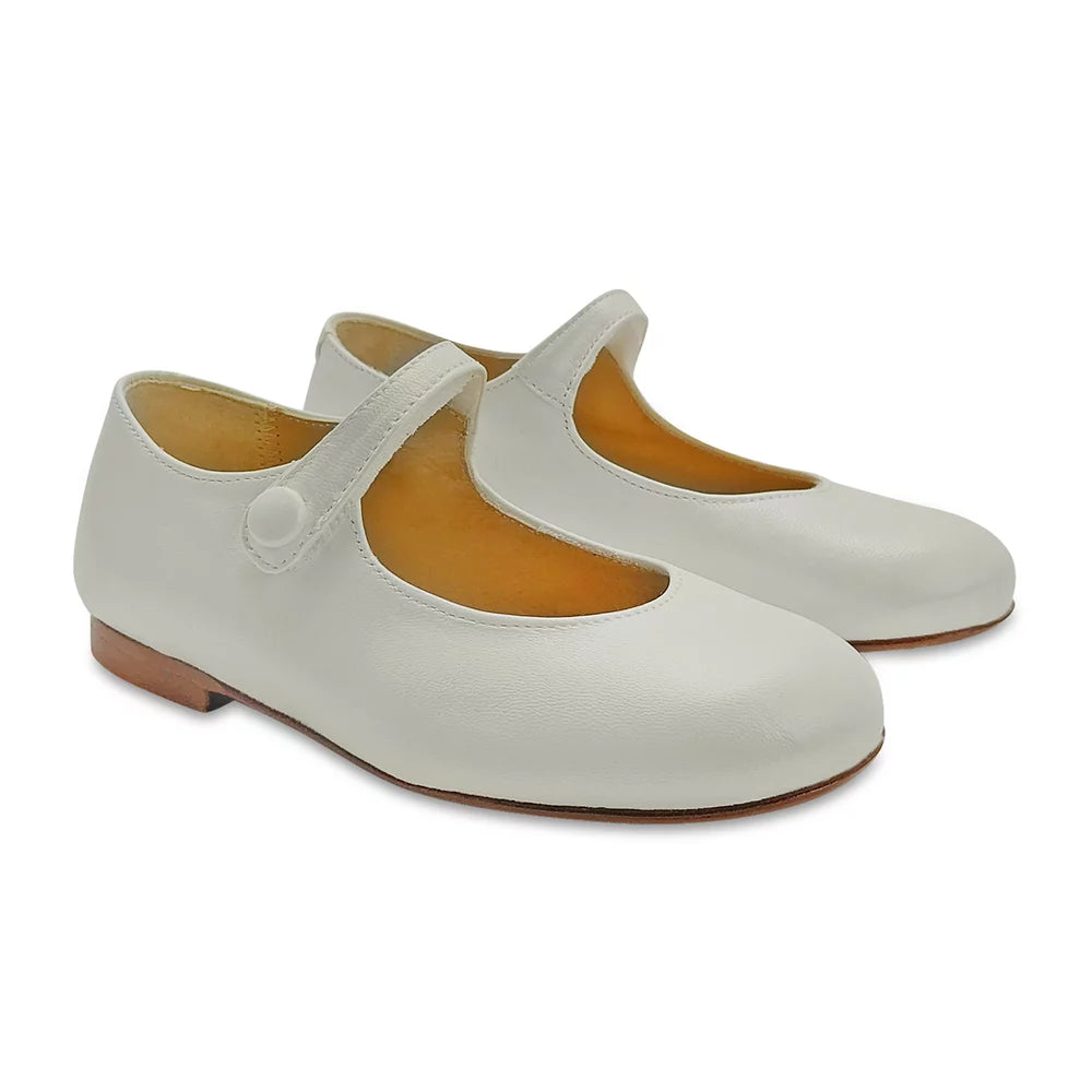 This girls’ Mary Jane shoe with velcro is super easy to fit and incredibly pretty and essential in any girl’s wardrobe. It is very comfortable and beautiful to wear in any occasion.  It is crafted in pearl white goat leather with a smooth traction rubber sole and cushion leather insole that provides breathability to the feet.