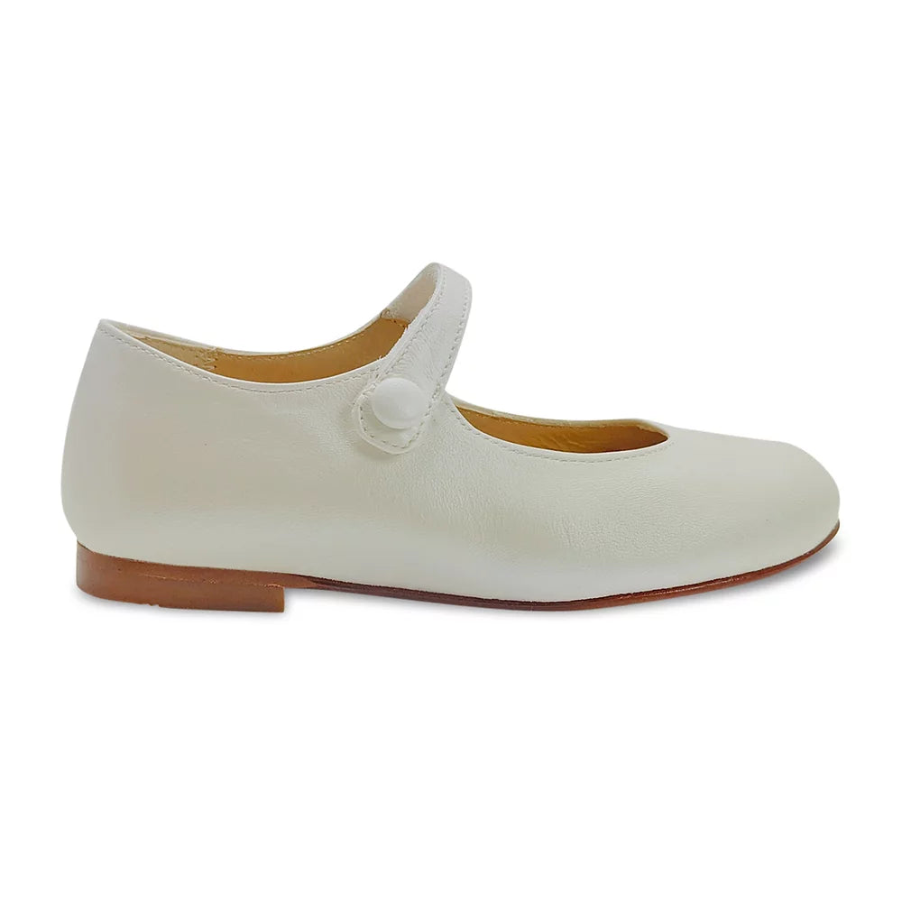 This girls’ Mary Jane shoe with velcro is super easy to fit and incredibly pretty and essential in any girl’s wardrobe. It is very comfortable and beautiful to wear in any occasion.  It is crafted in pearl white goat leather with a smooth traction rubber sole and cushion leather insole that provides breathability to the feet.