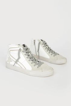 Nodding to vintage basketball sneakers, ROXANNE stands out for its unmistakable style and versatility, with its playful merge of colors and materials. Wear them with anything from skirts to track pants or tailoring.