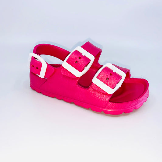 Get ready for some serious fun in the sun with the Jasmin slides. Designed in a resilient, waterproof material, this sleek sandal features two straps across the top and one on the heel, with adjustable buckles to ensure a comfortable fit. Perfect for your next pool party!