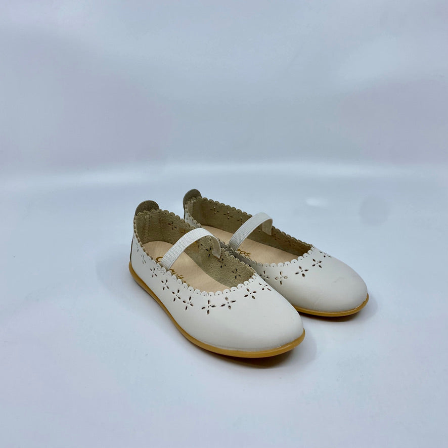 Ballet flat for girls with detail made of washable leather, you can wash them in washing machine. With elastic strap on the instep for better grip on the foot. It has a rubber sole that provides comfort, while becomes the ideal footwear for weddings, baptisms and confirmations.