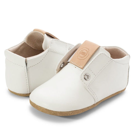 Nothing but superior softness with this delectable delight! Named after the sweet treat, Mochi features a comfy elastic panel with a thin velcro closure on either side for easy on and off.  Stage: crawling Buttery-soft leather upper Natural leather lining Elastic panel with hook-and-loop closure on each side Padded elastic collar for easy on and off Suede sole with grippy rubber “baby fox” Best suited for indoor use and light outdoor activity