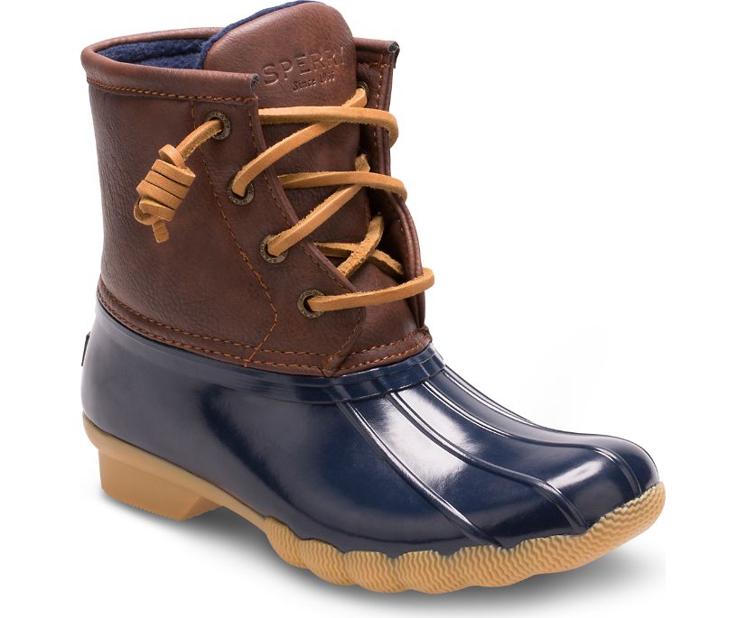 Calling all puddle-jumpers! Sperry’s Saltwater Boot looks just like Mom’s but designed especially for kids. A convenient side zipper makes it easy for on and off while fixed barrel lacing adds the perfect touch of detail. Convenient side zipper for easy on/off Durable rubber and synthetic upper Fixed barrel lacing for added detail Water resistant construction Vulcanized bottom for cushion and flexibility