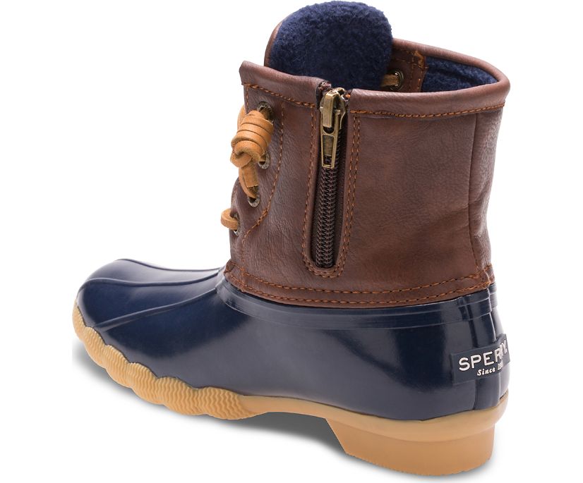 Calling all puddle-jumpers! Sperry’s Saltwater Boot looks just like Mom’s but designed especially for kids. A convenient side zipper makes it easy for on and off while fixed barrel lacing adds the perfect touch of detail. Convenient side zipper for easy on/off Durable rubber and synthetic upper Fixed barrel lacing for added detail Water resistant construction Vulcanized bottom for cushion and flexibility