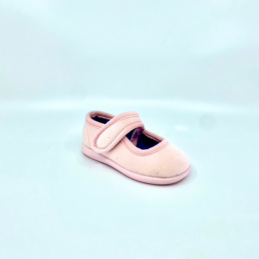 Puchitos, always supported by a team of professionals dedicated to the design and comfort of children's footwear, has always opted for the use of top quality natural materials in its manufacturing processes. Thus, offering a first quality product, without ever forgetting the perfect creation of the lasts to help the correct development of the feet of the smallest of the house.