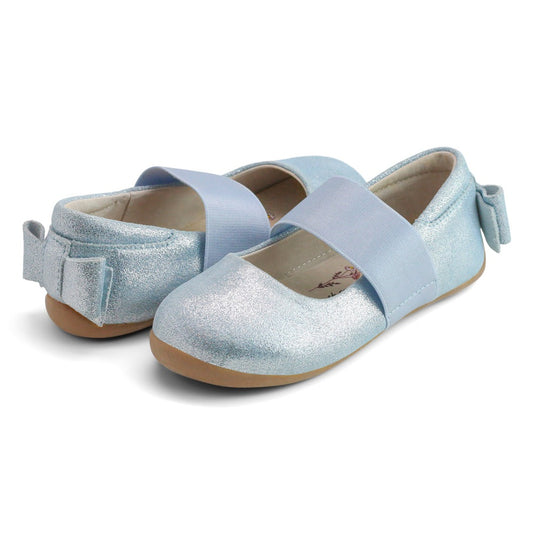 The magic is in the details of Aria, featuring the highest quality leather, the perfect complement to a tutu or a garden party. A soft padded collar adds support for the heel, while a suede bow adds a touch of style and surprise. It's the last thing you'll see as she darts away! Sweet yet functional satin elastic with an extra soft suede backing provides support and all-day comfort. 