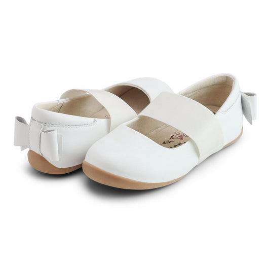 Who knew comfort could look so good? The magic is in the details of Aria, featuring the highest quality leather, the perfect complement to a tutu or a garden party. A soft padded collar adds support for the heel, while a suede bow adds a touch of style and surprise. It's the last thing you'll see as she darts away! Sweet yet functional satin elastic with an extra soft suede backing provides support and all-day comfort. 