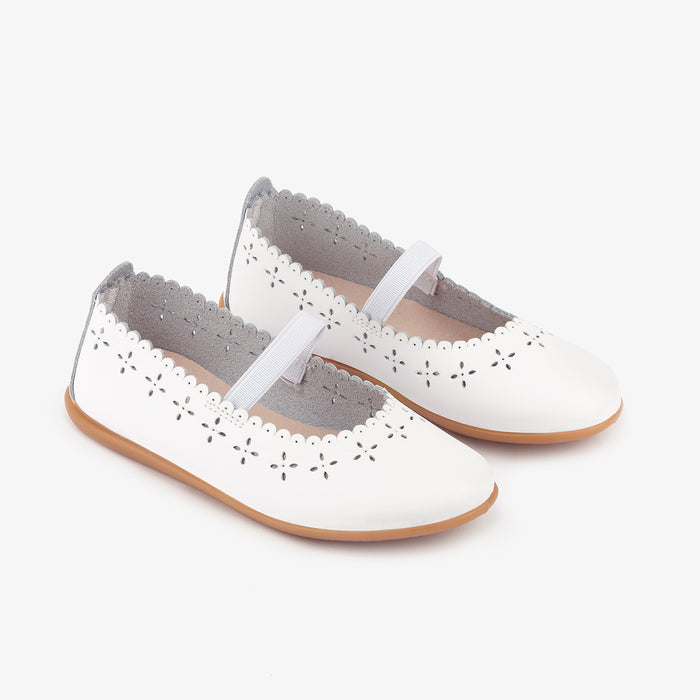 Ballet flat for girls with detail made of washable leather, you can wash them in washing machine. With elastic strap on the instep for better grip on the foot. It has a rubber sole that provides comfort, while becomes the ideal footwear for weddings, baptisms and confirmations.